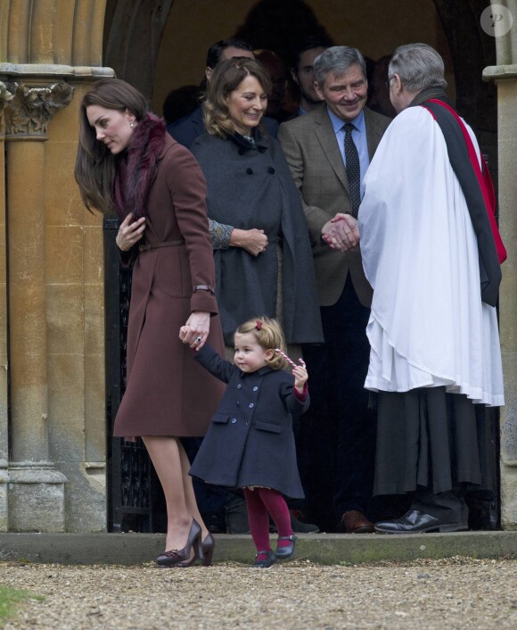 Kate Middleton et la princesse Charlotte de Cambridge, suivis par Carole et Michael Middleton, quittant l'église St Mark à Englefield (Berkshire) après la messe de Noël au matin du 25 décembre 2016. C'est là que sera célébré le 20 mai 2017 le mariage de Pippa Middleton et James Matthews.
