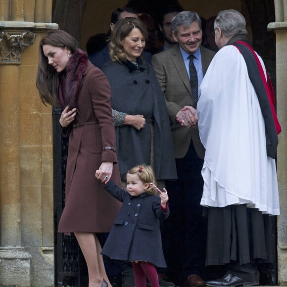 Kate Middleton et la princesse Charlotte de Cambridge, suivis par Carole et Michael Middleton, quittant l'église St Mark à Englefield (Berkshire) après la messe de Noël au matin du 25 décembre 2016. C'est là que sera célébré le 20 mai 2017 le mariage de Pippa Middleton et James Matthews.