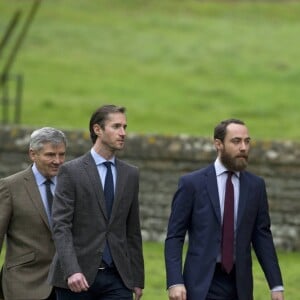 Michael Middleton, James Matthews, James Middleton, Pippa Middleton et Carole Middleton arrivant à l'église St Mark à Englefield (Berkshire) pour la messe de Noël au matin du 25 décembre 2016. C'est là que sera célébré le 20 mai 2017 le mariage de Pippa Middleton et James Matthews.