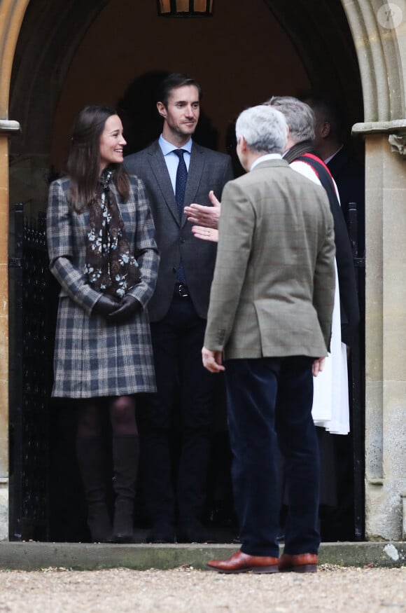 Pippa Middleton et son fiancé James Matthews quittant l'église St Mark à Englefield (Berkshire) après la messe de Noël au matin du 25 décembre 2016, sous le regard de Michael Middleton. C'est là que sera célébré le 20 mai 2017 le mariage de Pippa Middleton et James Matthews.