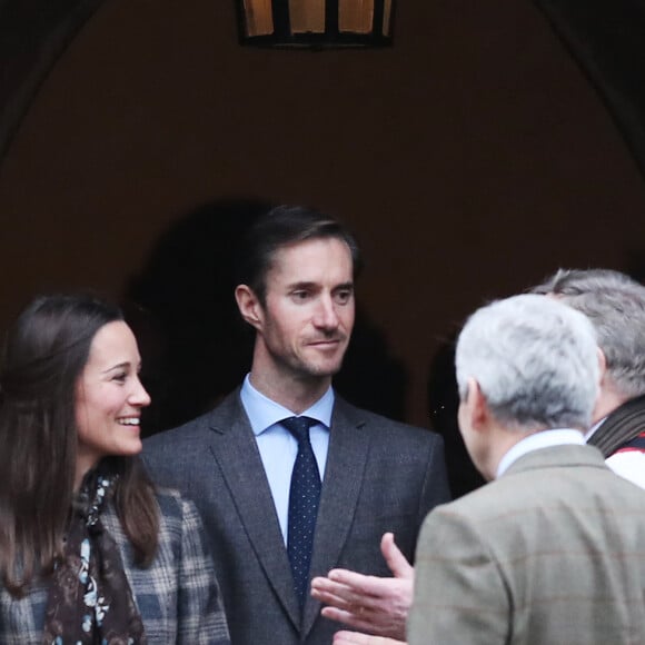 Pippa Middleton et son fiancé James Matthews quittant l'église St Mark à Englefield (Berkshire) après la messe de Noël au matin du 25 décembre 2016, sous le regard de Michael Middleton. C'est là que sera célébré le 20 mai 2017 le mariage de Pippa Middleton et James Matthews.