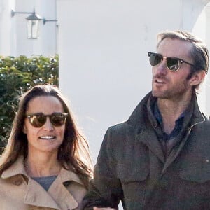 Exclusif - Pippa Middleton et son fiancé James Matthews lors d'une promenade à Londres le 23 octobre 2016.