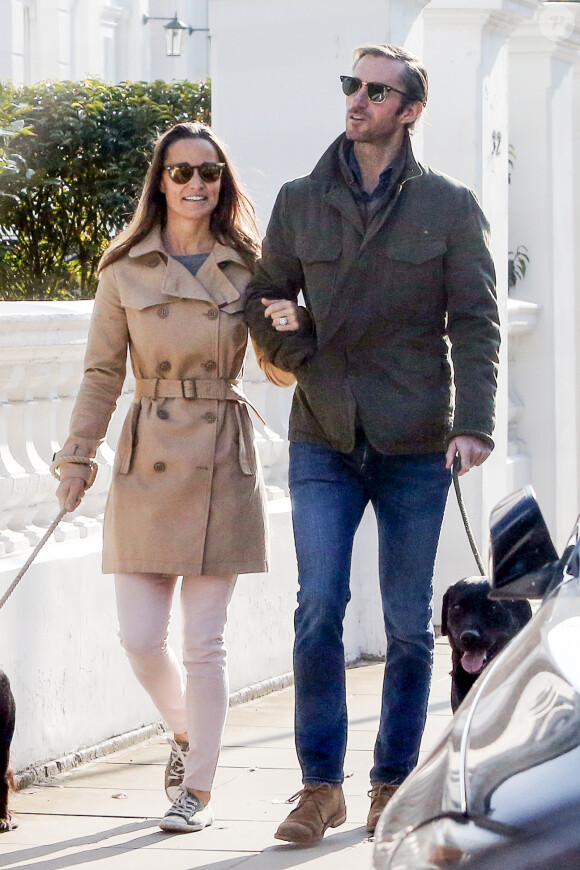 Exclusif - Pippa Middleton et son fiancé James Matthews lors d'une promenade à Londres le 23 octobre 2016.