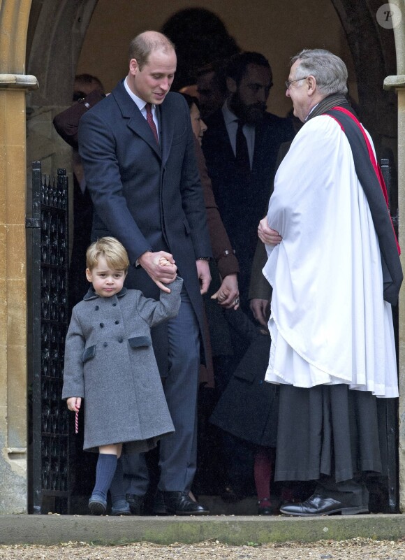 Le prince William et le prince George de Cambridge quittant l'église St Mark à Englefield (Berkshire) après la messe de Noël au matin du 25 décembre 2016. C'est là que sera célébré le 20 mai 2017 le mariage de Pippa Middleton et James Matthews.