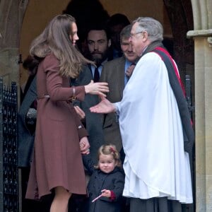 Kate Middleton et la princesse Charlotte de Cambridge, suivis par Carole et Michael Middleton, quittant l'église St Mark à Englefield (Berkshire) après la messe de Noël au matin du 25 décembre 2016. C'est là que sera célébré le 20 mai 2017 le mariage de Pippa Middleton et James Matthews.