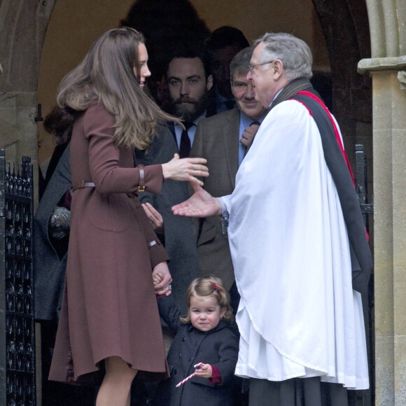 Kate Middleton et la princesse Charlotte de Cambridge, suivis par Carole et Michael Middleton, quittant l'église St Mark à Englefield (Berkshire) après la messe de Noël au matin du 25 décembre 2016. C'est là que sera célébré le 20 mai 2017 le mariage de Pippa Middleton et James Matthews.
