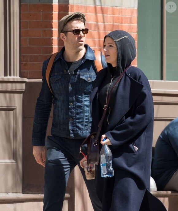 Ryan Reynolds avec sa femme Blake Lively et Jake Gyllenhaal se promènent à New York, le 30 mars 2017.
