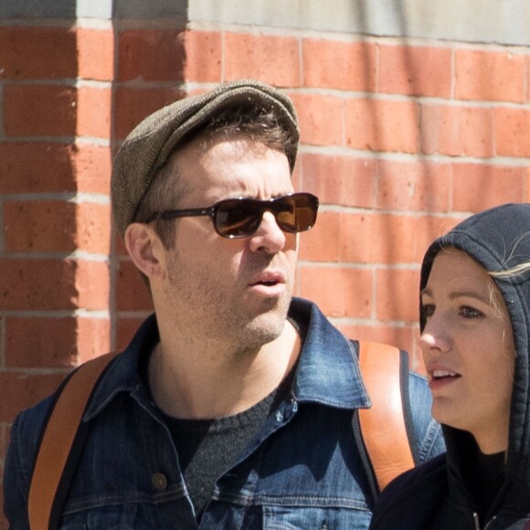 Ryan Reynolds avec sa femme Blake Lively et Jake Gyllenhaal se promènent à New York, le 30 mars 2017.