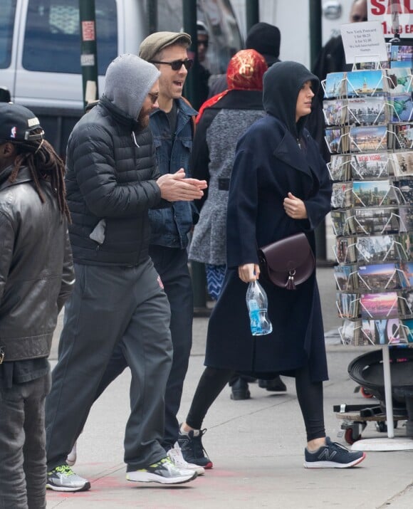 Ryan Reynolds avec sa femme Blake Lively et Jake Gyllenhaal se promènent à New York, le 30 mars 2017.