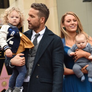 Ryan Reynolds avec sa femme Blake Lively et leurs deux filles James Reynolds et sa petite soeur - Ryan Reynolds reçoit son étoile sur le Walk of Fame à Hollywood, le 15 décembre 2016 