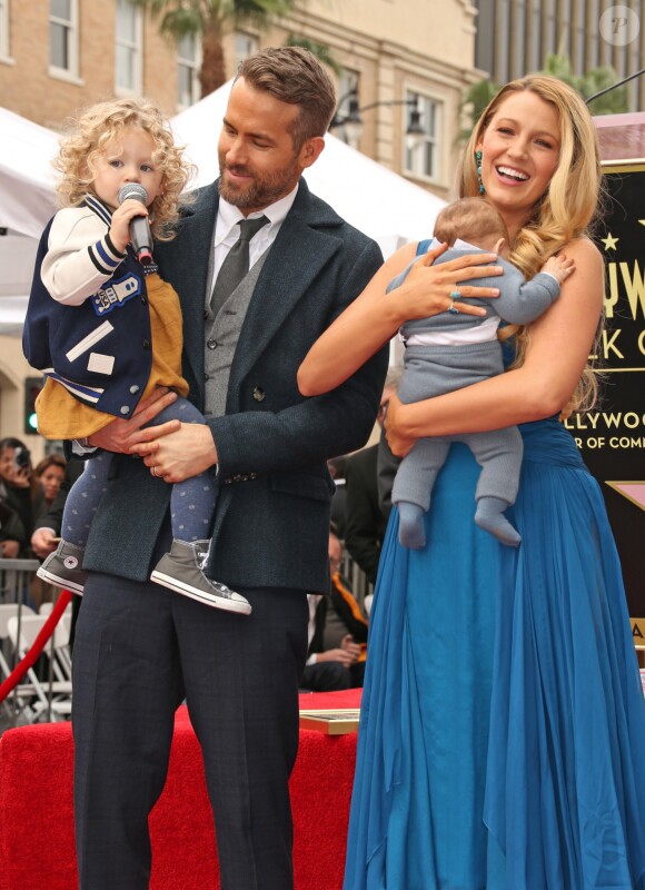 Ryan Reynolds avec sa femme Blake Lively et leurs deux filles James Reynolds et sa petite soeur - Ryan Reynolds reçoit son étoile sur le Walk of Fame à Hollywood, le 15 décembre 2016 