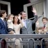 La princesse Marie, le prince Joachim de Danemark, et leurs enfants, le prince Nikolaï, le prince Henrik, le prince Félix et la princesse Athéna - La famille royale de Danemark salue la foule à l'occasion du 76e anniversaire de la reine Margrethe depuis le balcon du château Amalienborg à Copenhague. Le 16 avril 2016 16/04/2016 - Copenhague