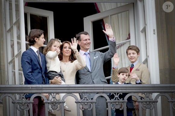 La princesse Marie, le prince Joachim de Danemark, et leurs enfants, le prince Nikolaï, le prince Henrik, le prince Félix et la princesse Athéna - La famille royale de Danemark salue la foule à l'occasion du 76e anniversaire de la reine Margrethe depuis le balcon du château Amalienborg à Copenhague. Le 16 avril 2016 16/04/2016 - Copenhague
