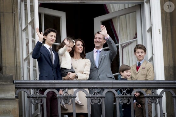 La princesse Marie, le prince Joachim de Danemark, et leurs enfants, le prince Nikolaï, le prince Henrik, le prince Félix et la princesse Athéna - La famille royale de Danemark salue la foule à l'occasion du 76ème anniversaire de la reine Margrethe depuis le balcon du château Amalienborg à Copenhague. Le 16 avril 2016 16/04/2016 - Copenhague