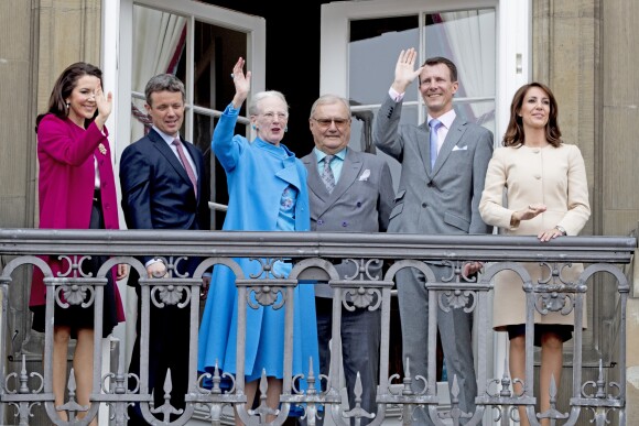 La princesse Mary, le prince Frederik, la reine Margrethe II, le prince Henrik, le prince Joachim et la princesse Marie de Danemark - La famille royale de Danemark salue la foule à l'occasion du 76ème anniversaire de la reine Margrethe depuis le balcon du château Amalienborg à Copenhague. Le 16 avril 2016 16/04/2016 - Copenhague