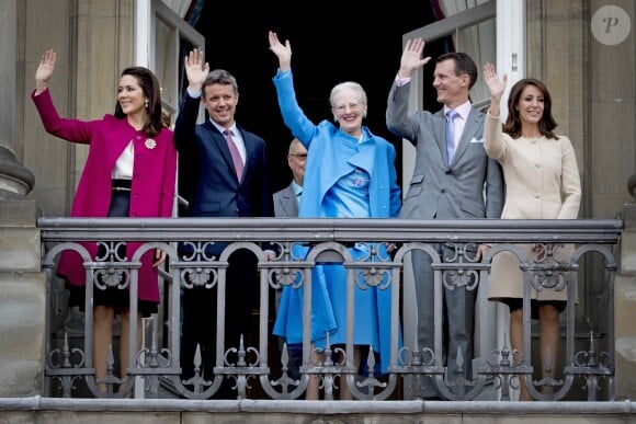 La princesse Mary, le prince Frederik, la reine Margrethe II, le prince Joachim et la princesse Marie de Danemark - La famille royale de Danemark salue la foule à l'occasion du 76ème anniversaire de la reine Margrethe depuis le balcon du château Amalienborg à Copenhague. Le 16 avril 2016 16/04/2016 - Copenhague