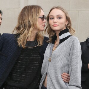 Vanessa Paradis et sa fille Lily-Rose Depp - Arrivées au défilé de mode prêt-à-porter automne-hiver 2017/2018 "Chanel" au Grand Palais à Paris. Le 7 mars 2017 © CVS-Veeren / Bestimage