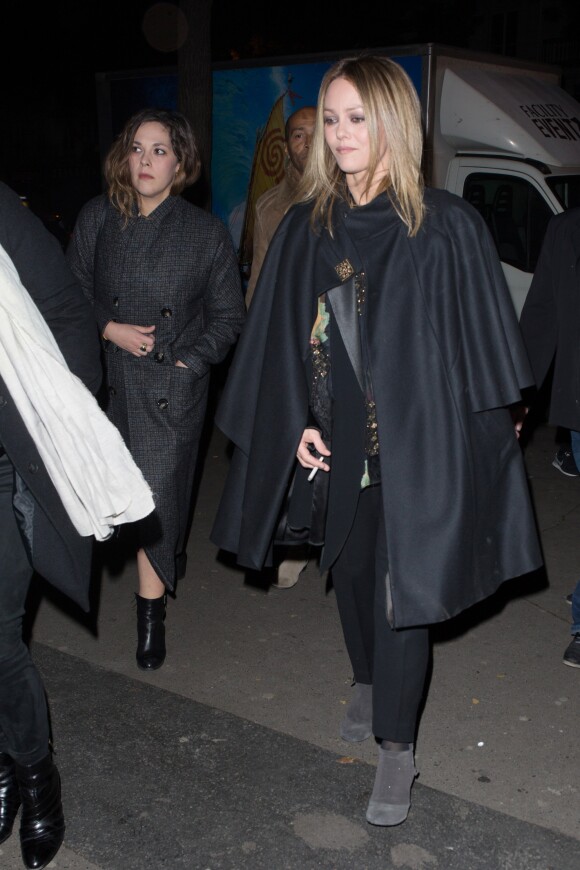 Semi-Exclusif - Lily-Rose Depp arrive à l'avant-première du film "Planetarium" avec sa mère Vanessa Paradis, sa tante Alysson Paradis et son compagnon Guillaume Gouix au Grand Rex à Paris, le 8 novembre 2016.