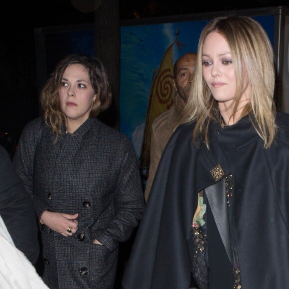 Semi-Exclusif - Lily-Rose Depp arrive à l'avant-première du film "Planetarium" avec sa mère Vanessa Paradis, sa tante Alysson Paradis et son compagnon Guillaume Gouix au Grand Rex à Paris, le 8 novembre 2016.