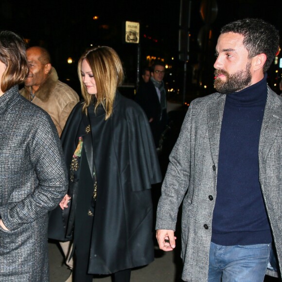 Semi-Exclusif - Lily-Rose Depp arrive à l'avant-première du film "Planetarium" avec sa mère Vanessa Paradis, sa tante Alysson Paradis et son compagnon Guillaume Gouix au Grand Rex à Paris, le 8 novembre 2016.