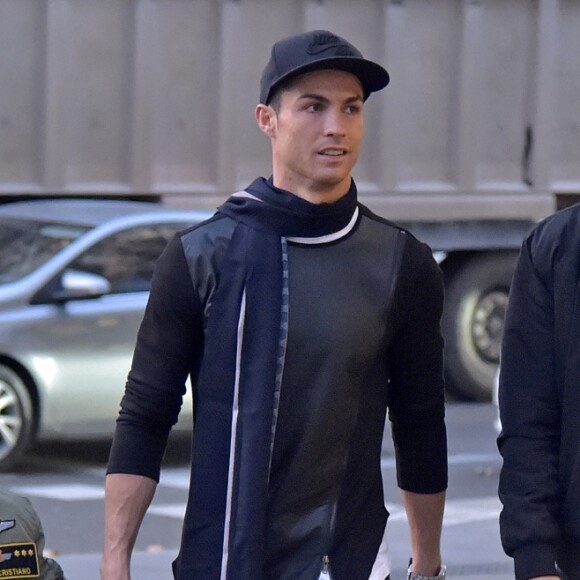 Semi-exclusif - Cristiano Ronaldo fait du shopping avec son fils Cristiano Jr. à Madrid en Espagne le 12 janvier 2017.