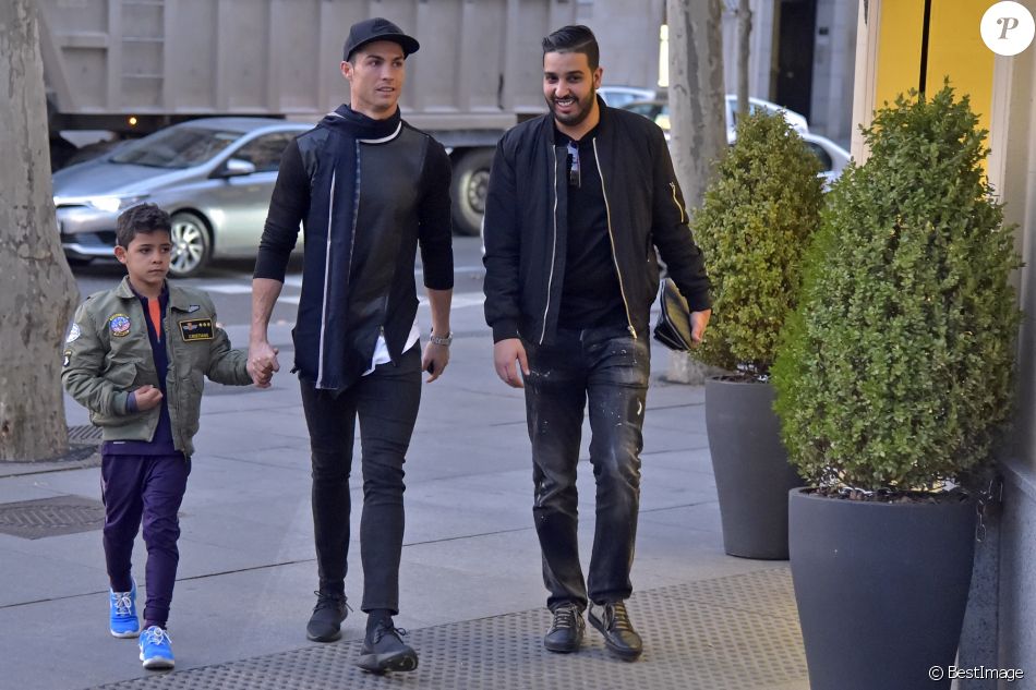 Semi-exclusif - Cristiano Ronaldo fait du shopping avec son fils Cristiano Jr. à Madrid en Espagne le 12 janvier 2017.