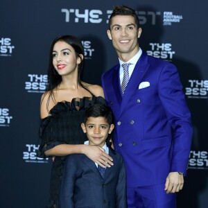Cristiano Ronaldo, son fils Cristiano Jr et sa compagne Georgina Rodriguez au photocall des FIFA Football Awards à Zurich le 9 janvier 2017.