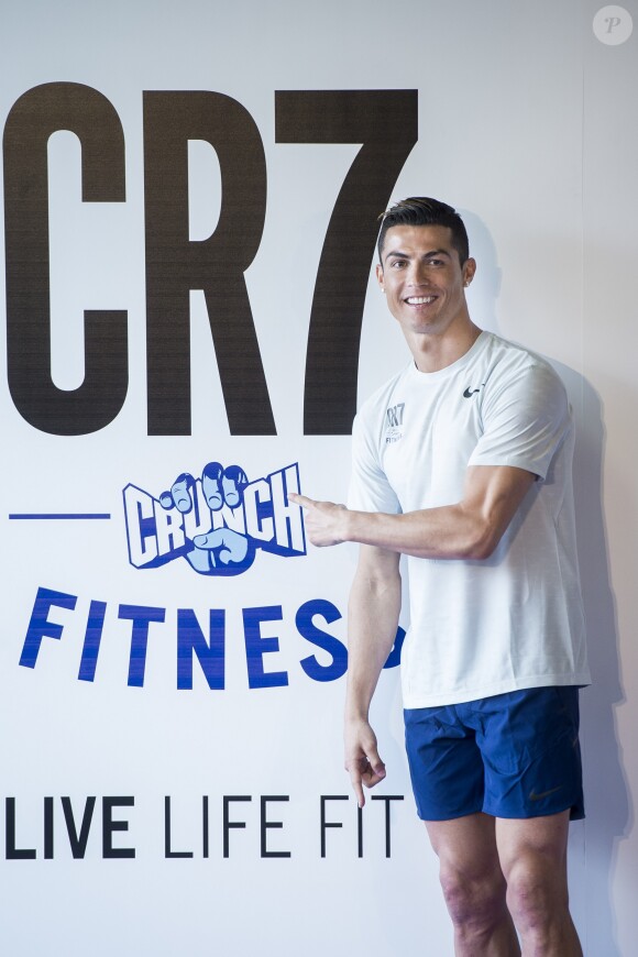 Cristiano Ronaldo lors de l'inauguration d'une salle de sport CR7 fitness sous les yeux de sa compagne Georgina Rodriguez à Madrid le 13 mars 2017.