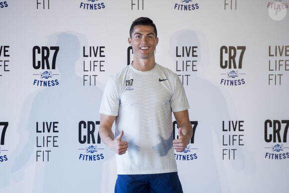 Cristiano Ronaldo lors de l'inauguration d'une salle de sport CR7 fitness sous les yeux de sa compagne Georgina Rodriguez à Madrid le 13 mars 2017.