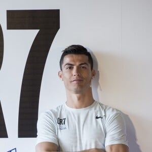 Cristiano Ronaldo lors de l'inauguration d'une salle de sport CR7 fitness sous les yeux de sa compagne Georgina Rodriguez à Madrid le 13 mars 2017.