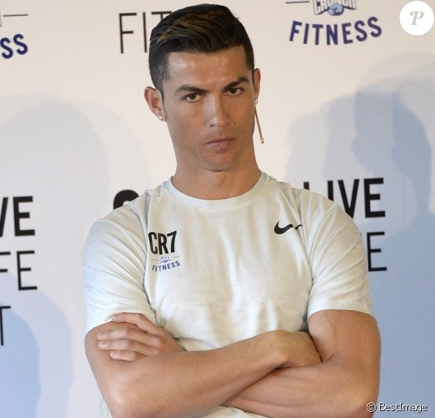 Cristiano Ronaldo lors de l'inauguration d'une salle de sport CR7 fitness sous les yeux de sa compagne Georgina Rodriguez à Madrid le 13 mars 2017.
