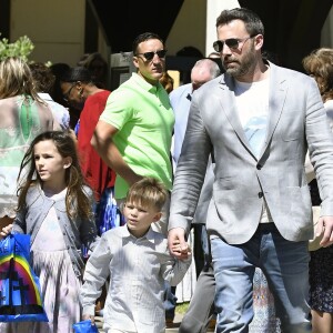 Ben Affleck et Jennifer Garner emmènent leurs enfants Violet, Seraphina et Samuel à la messe de Pâques à Los Angeles, le 16 avril 2017