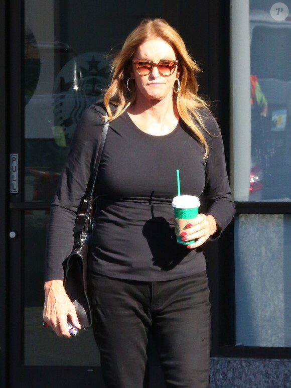 Exclusif - Caitlyn Jenner à la sortie d'un Starbucks à West Hollywood, le 3 novembre 2016.