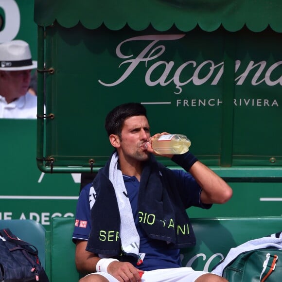 Novak Djokovic a battu G. Simon lors du Monte Carlo Rolex Masters 2017 sur le court Rainier III du Monte Carlo Country Club à Roquebrune-Cap-Martin, le 18 avril 2017.