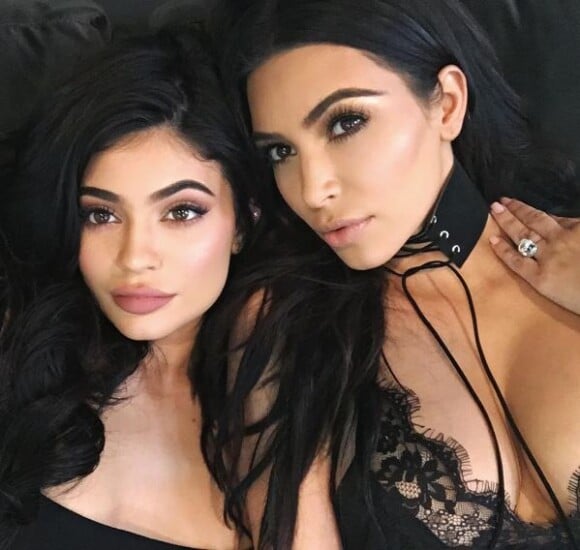 Photo de Kylie Jenner et Kim Kardashian. Août 2016.
