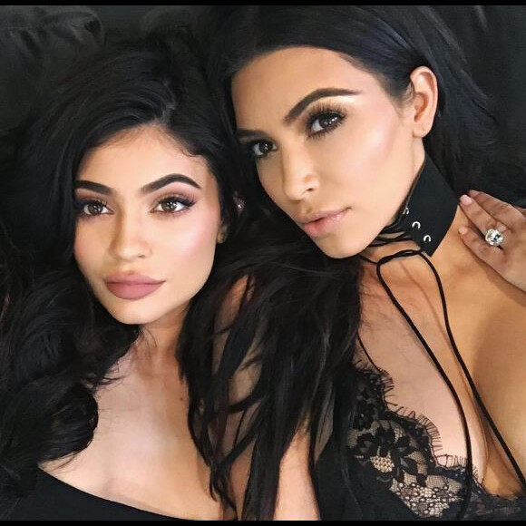 Photo de Kylie Jenner et Kim Kardashian. Août 2016.