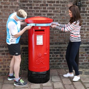 Kate Middleton et Alex Stanley ont mis un bandeau Heads Together sur mesure à une boîte à lettres de la Royal Mail. La duchesse de Cambridge recevait le 19 avril 2017 au palais de Kensington les coureurs de l'équipe Heads Together qui disputeront le 23 avril le marathon de Londres pour aider l'organisation dans son combat pour faire tomber le tabou de la santé mentale.