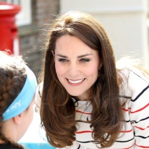 Kate Middleton, duchesse de Cambridge, recevait le 19 avril 2017 au palais de Kensington les coureurs de l'équipe Heads Together qui disputeront le 23 avril le marathon de Londres pour aider l'organisation dans son combat pour faire tomber le tabou de la santé mentale.