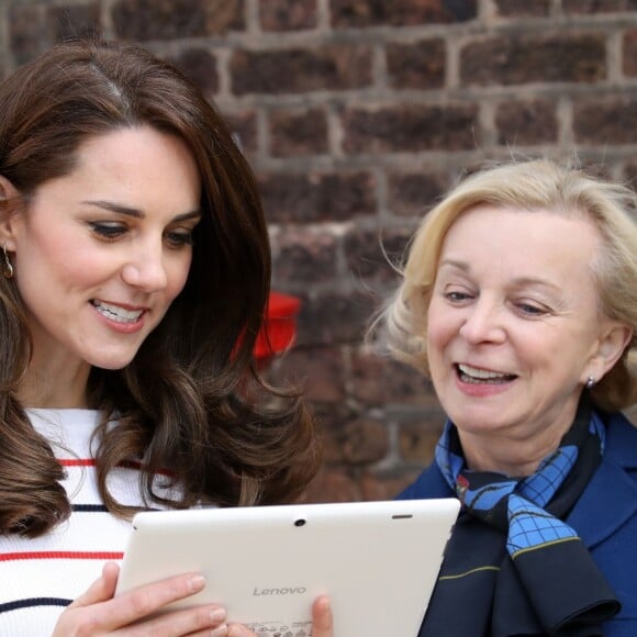 Kate Middleton, duchesse de Cambridge, recevait le 19 avril 2017 au palais de Kensington les coureurs de l'équipe Heads Together qui disputeront le 23 avril le marathon de Londres pour aider l'organisation dans son combat pour faire tomber le tabou de la santé mentale.