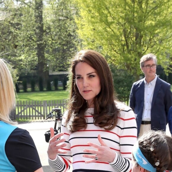 Kate Middleton, duchesse de Cambridge, recevait le 19 avril 2017 au palais de Kensington les coureurs de l'équipe Heads Together qui disputeront le 23 avril le marathon de Londres pour aider l'organisation dans son combat pour faire tomber le tabou de la santé mentale.