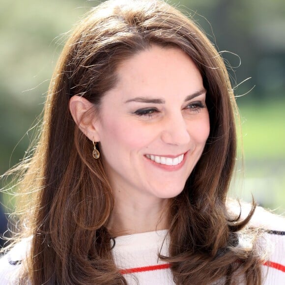 Kate Middleton, duchesse de Cambridge, recevait le 19 avril 2017 au palais de Kensington les coureurs de l'équipe Heads Together qui disputeront le 23 avril le marathon de Londres pour aider l'organisation dans son combat pour faire tomber le tabou de la santé mentale.