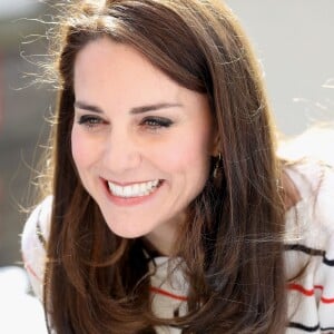 Kate Middleton, duchesse de Cambridge, recevait le 19 avril 2017 au palais de Kensington les coureurs de l'équipe Heads Together qui disputeront le 23 avril le marathon de Londres pour aider l'organisation dans son combat pour faire tomber le tabou de la santé mentale.