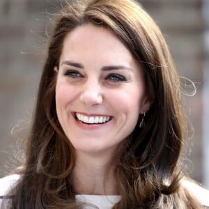 Kate Middleton, duchesse de Cambridge, recevait le 19 avril 2017 au palais de Kensington les coureurs de l'équipe Heads Together qui disputeront le 23 avril le marathon de Londres pour aider l'organisation dans son combat pour faire tomber le tabou de la santé mentale.