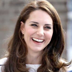 Kate Middleton, duchesse de Cambridge, recevait le 19 avril 2017 au palais de Kensington les coureurs de l'équipe Heads Together qui disputeront le 23 avril le marathon de Londres pour aider l'organisation dans son combat pour faire tomber le tabou de la santé mentale.