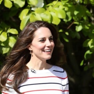 Kate Middleton, duchesse de Cambridge, recevait le 19 avril 2017 au palais de Kensington les coureurs de l'équipe Heads Together qui disputeront le 23 avril le marathon de Londres pour aider l'organisation dans son combat pour faire tomber le tabou de la santé mentale.