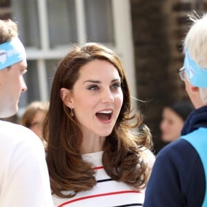 Kate Middleton, duchesse de Cambridge, recevait le 19 avril 2017 au palais de Kensington les coureurs de l'équipe Heads Together qui disputeront le 23 avril le marathon de Londres pour aider l'organisation dans son combat pour faire tomber le tabou de la santé mentale.