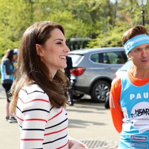 Kate Middleton, duchesse de Cambridge, recevait le 19 avril 2017 au palais de Kensington les coureurs de l'équipe Heads Together qui disputeront le 23 avril le marathon de Londres pour aider l'organisation dans son combat pour faire tomber le tabou de la santé mentale.