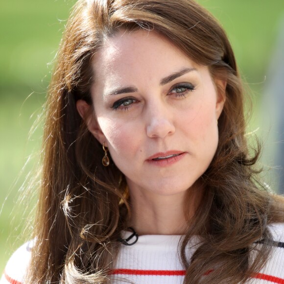 Kate Middleton, duchesse de Cambridge, recevait le 19 avril 2017 au palais de Kensington les coureurs de l'équipe Heads Together qui disputeront le 23 avril le marathon de Londres pour aider l'organisation dans son combat pour faire tomber le tabou de la santé mentale.