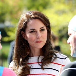 Kate Middleton, duchesse de Cambridge, recevait le 19 avril 2017 au palais de Kensington les coureurs de l'équipe Heads Together qui disputeront le 23 avril le marathon de Londres pour aider l'organisation dans son combat pour faire tomber le tabou de la santé mentale.