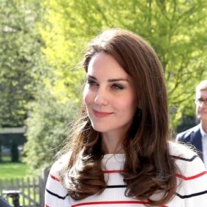 Kate Middleton, duchesse de Cambridge, recevait le 19 avril 2017 au palais de Kensington les coureurs de l'équipe Heads Together qui disputeront le 23 avril le marathon de Londres pour aider l'organisation dans son combat pour faire tomber le tabou de la santé mentale.